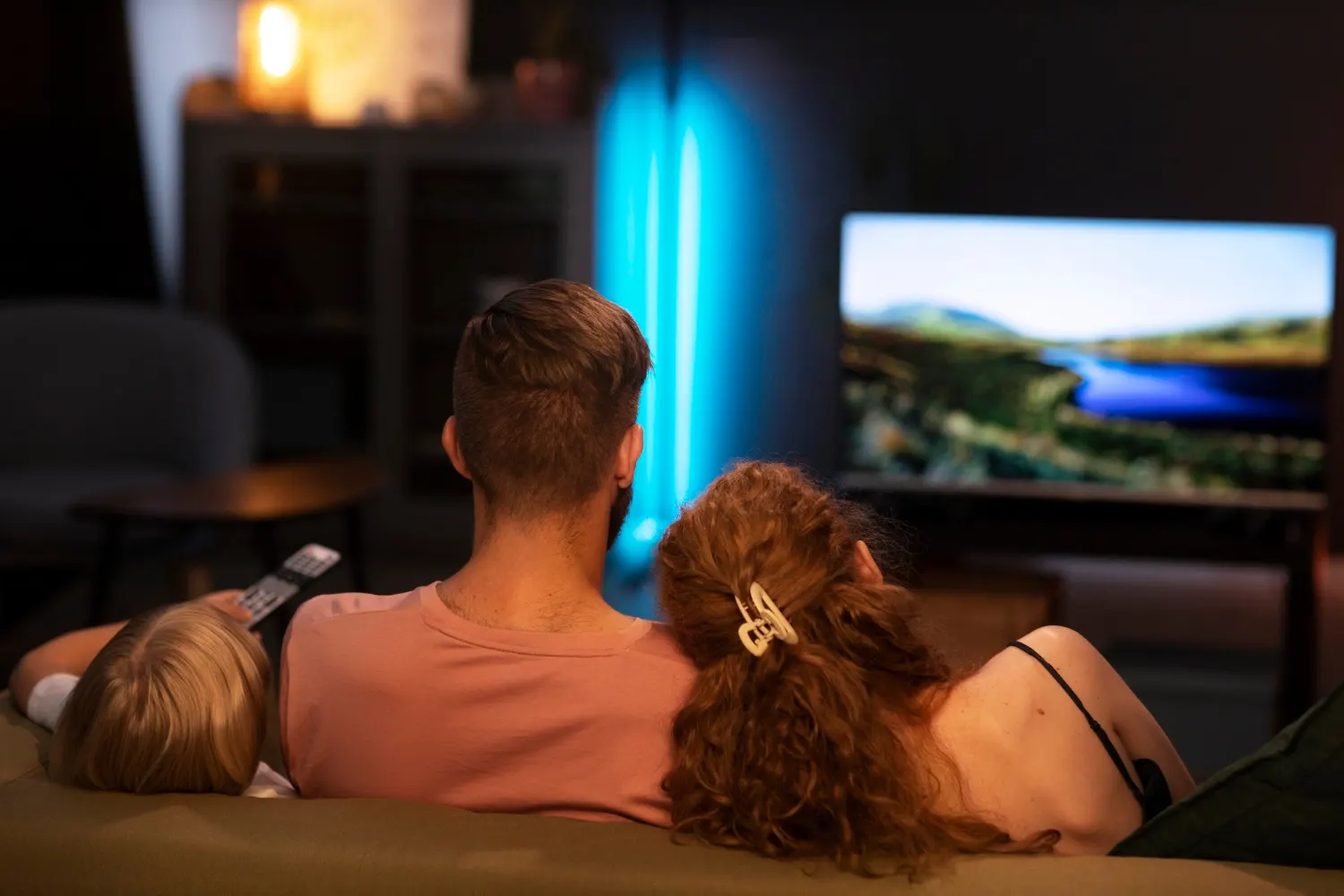 Une personne teste KlarStream IPTV sur une Smart TV à la maison